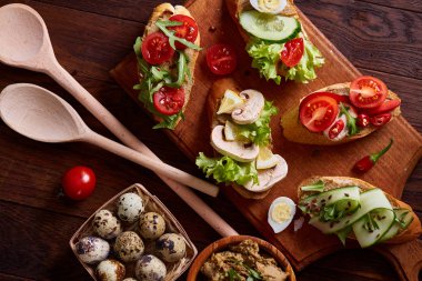 Kahvaltı natürmort sandviç, bıldırcın yumurtası, spicies ve taze meyve ve sebze, seçici odak ile