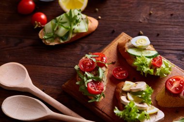 Kahvaltı natürmort sandviç, bıldırcın yumurtası, spicies ve taze meyve ve sebze, seçici odak ile