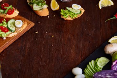 Kahvaltı natürmort sandviç, bıldırcın yumurtası, spicies ve taze meyve ve sebze, seçici odak ile