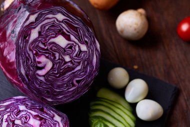 Kahvaltı natürmort sandviç, bıldırcın yumurtası, spicies ve taze meyve ve sebze, seçici odak ile