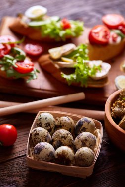 Taze yumurta bir bıldırcın Yeşiller ve sebze ahşap masa, seçici odak, yakın çekim