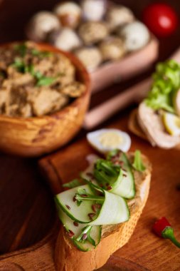 Kahvaltı natürmort sandviç, bıldırcın yumurtası, spicies ve taze meyve ve sebze, seçici odak ile