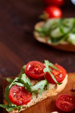 Kahvaltı natürmort sandviç, bıldırcın yumurtası, spicies ve taze meyve ve sebze, seçici odak ile