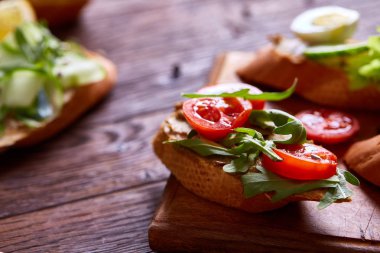 Kahvaltı sandviçle ev yapımı hamur, sebze ve taze yeşillik, sığ derinlik-in tarla