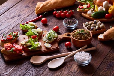 Kahvaltı natürmort sandviç, bıldırcın yumurtası, spicies ve taze meyve ve sebze, seçici odak ile