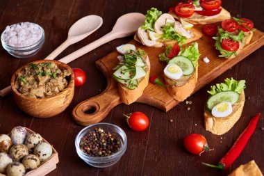 Kahvaltı natürmort sandviç, bıldırcın yumurtası, spicies ve taze meyve ve sebze, seçici odak ile