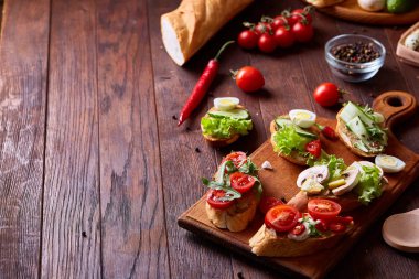 Kahvaltı sandviçle ev yapımı hamur, sebze ve taze yeşillik, sığ derinlik-in tarla