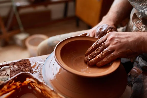 Close-up handen van een mannelijke potter in schort waardoor een vaas van klei, selectieve aandacht — Stockfoto