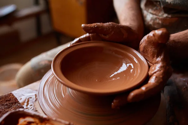 Close-up hands of a male potter in apron making a vase from clay, selective focus — Stock Photo, Image