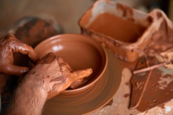 Close-up handen van een mannelijke potter in schort waardoor een vaas van klei, selectieve aandacht — Stockfoto