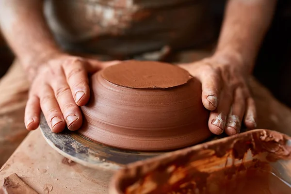 Close-up handen van een mannelijke potter in schort waardoor een vaas van klei, selectieve aandacht — Stockfoto