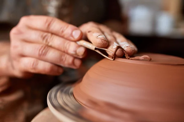 Close-up handen van een mannelijke potter in schort waardoor een vaas van klei, selectieve aandacht — Stockfoto