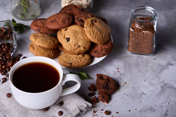 Café da manhã fundo com caneca de café fresco, biscoitos caseiros de aveia, moer café — Fotografia de Stock