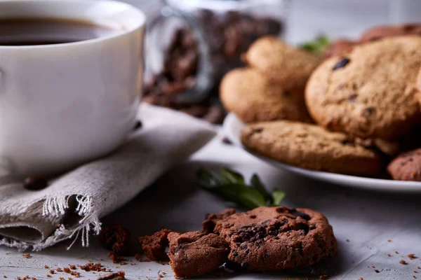 Fondo del desayuno con taza de café fresco, galletas de avena caseras, café molido — Foto de Stock