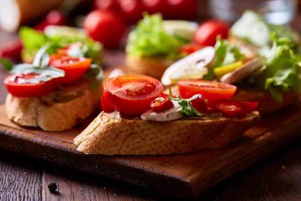 Frukostmackan med hemmagjord pasta, grönsaker och färska gröna, kort skärpedjup — Stockfoto