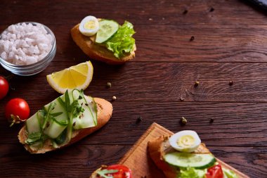 Kahvaltı sandviçle ev yapımı hamur, sebze ve taze yeşillik, sığ derinlik-in tarla