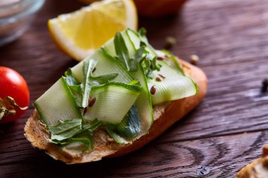 Kahvaltı sandviçle ev yapımı hamur, sebze ve taze yeşillik, sığ derinlik-in tarla