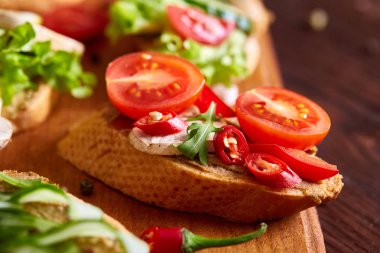 Kahvaltı sandviçle ev yapımı hamur, sebze ve taze yeşillik, sığ derinlik-in tarla