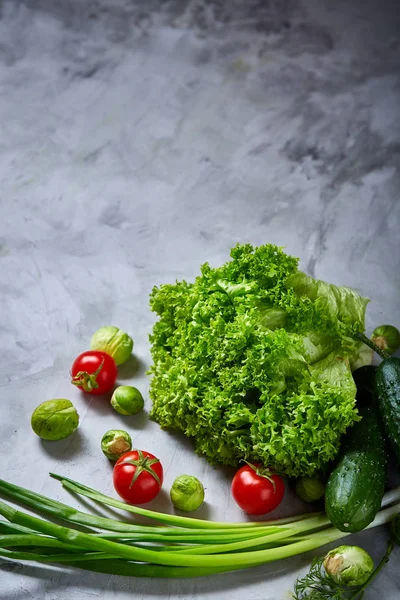 Légumes frais nature morte sur fond blanc texturé, gros plan, plat . — Photo