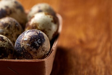 Bıldırcın yumurtası içinde bir rustik ahşap arka plan, üstten görünüm, sığ derinlik-in tarla sille