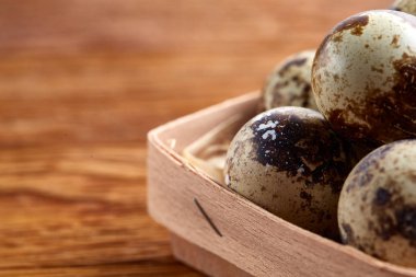 Bıldırcın yumurtası içinde bir rustik ahşap arka plan, üstten görünüm, sığ derinlik-in tarla sille