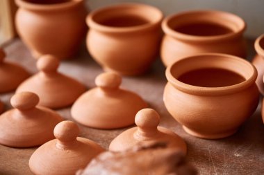 Seramik dishware ahşap ve seramik atölyesi, seçici odak, yakın çekim raflar