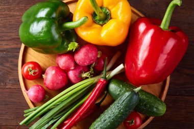 Bir vejetaryen salata rustik ahşap arka plan, yakın çekim, seçici odak için sebzeli ahşap plaka