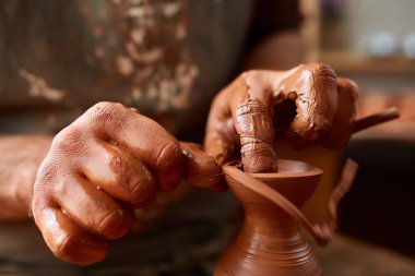 Yakın çekim eller erkek Potter Clay, seçici odak bir vazo yapma önlük
