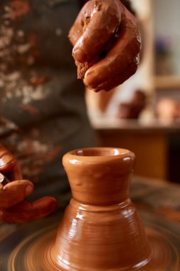 Yakın çekim eller erkek Potter Clay, seçici odak bir vazo yapma önlük