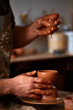 Yakın çekim eller erkek Potter Clay, seçici odak bir vazo yapma önlük