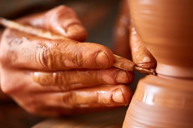 Çamurdan, seçici odak yakın çekim eller erkek Potter önlük kalıpları içinde kase