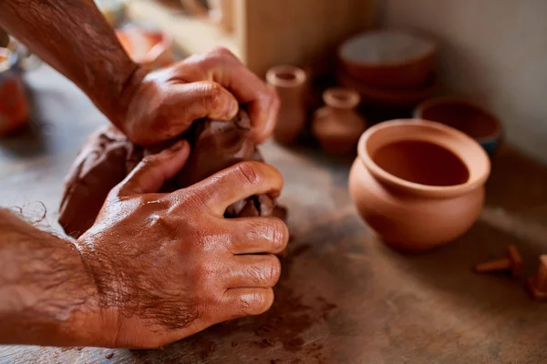 Handen van mannelijke potter molding een klei in de pottenbakkerij, close-up, selectieve aandacht — Stockfoto