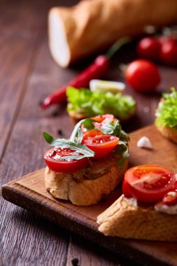 Kahvaltı sandviçle ev yapımı hamur, sebze ve taze yeşillik, sığ derinlik-in tarla