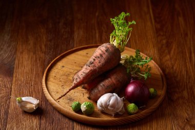 Sanatsal sebze salatası ahşap arka plan üzerinde seçici odak havuç, salatalık, letucce hizmet