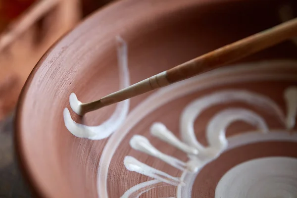 Potter farby płyta clay w białym w warsztacie, widok z góry, zbliżenie, selektywnej ostrości. — Zdjęcie stockowe