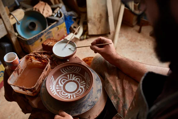 Potter farby płyta clay w białym w warsztacie, widok z góry, zbliżenie, selektywnej ostrości. — Zdjęcie stockowe