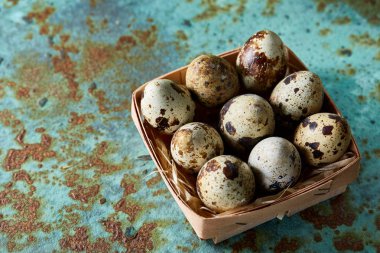 Bıldırcın yumurtası içinde bir mavi dokulu arka plan, üstten görünüm, seçici odak sille.