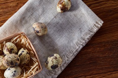 Rustik ahşap masa, yakın çekim, yüksek açılı görünüş, seçici odak kapsayıcısında bıldırcın yumurtası.