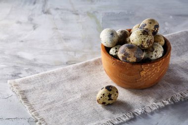 Yumurtalar bıldırcın, gri arka plan, yakın çekim, seçici odak saf bir peçeteye üzerinde yumurta ile kase