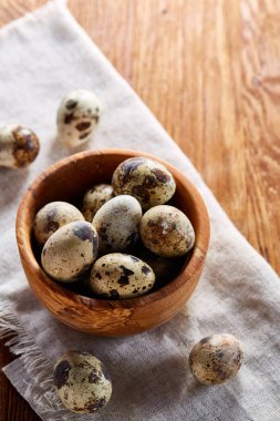 Yumurtalar bıldırcın, ahşap masa, yakın çekim, seçici odak saf bir peçeteye üzerinde yumurta ile kase