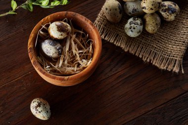 Kırsal natürmort kase yumurta bıldırcın tam ile yumurta saf peçeteye Şimşir ahşap arka plan, üstten görünüm