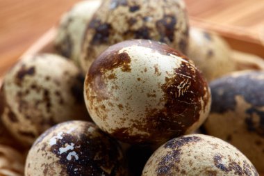 Grup üç Bıldırcın yumurta bir ahşap masa, üstten görünüm, yakın çekim, seçici odak, kopya alanı.