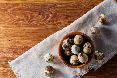 Yumurtalar bıldırcın, ahşap masa, yakın çekim, seçici odak saf bir peçeteye üzerinde yumurta ile kase