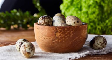 Bıldırcın yumurtası, üstten görünüm, yakın çekim, seçici odak ile sağlıklı salata yapmak için hazırlık