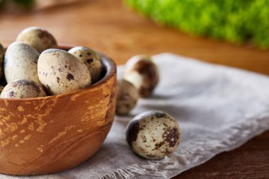 Bıldırcın yumurtası, üstten görünüm, yakın çekim, seçici odak ile sağlıklı salata yapmak için hazırlık