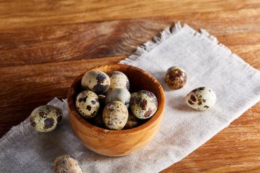 Yumurtalar bıldırcın, ahşap masa, yakın çekim, seçici odak saf bir peçeteye üzerinde yumurta ile kase