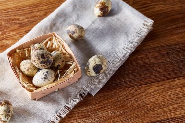 Bıldırcın yumurtası içinde bir rustik ahşap arka plan, üstten görünüm, seçici odak sille.