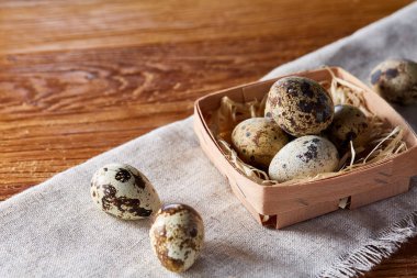 Bıldırcın yumurtası içinde bir rustik ahşap arka plan, üstten görünüm, seçici odak sille.