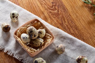 Bıldırcın yumurtası içinde bir rustik ahşap arka plan, üstten görünüm, seçici odak sille.