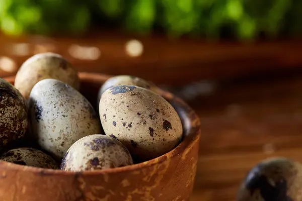 Preparación para hacer ensalada saludable con huevos de codorniz, vista superior, primer plano, enfoque selectivo — Foto de Stock